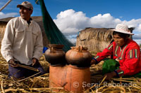 Una familia prepara el desayuno en la isla de Los Uros ubicada en el interior del Lago Titicaca. 